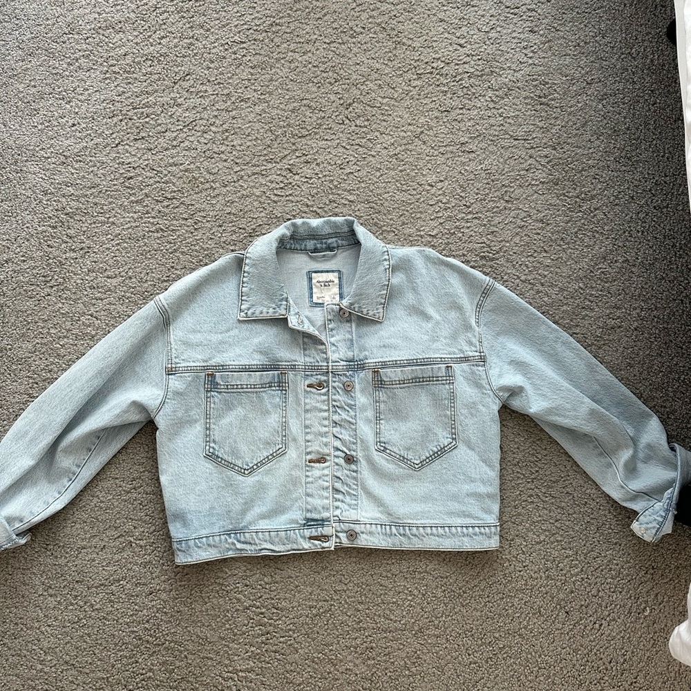 Abercrombie & Fitch Cropped Denim Jacket
